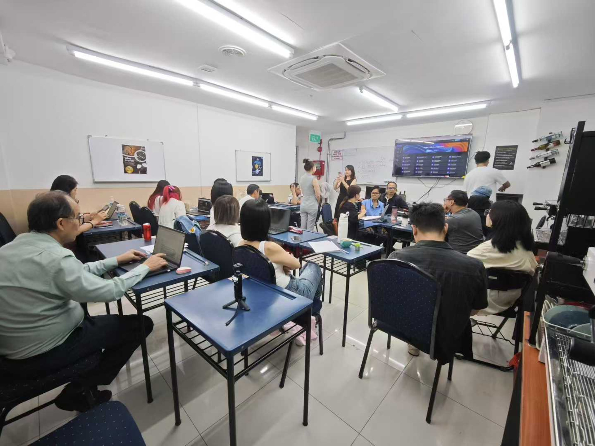 Participants working on laptops during an InnoE AI training session